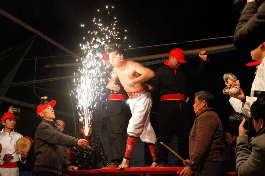 'Firework eating' performed during Lantern Festival in SE China