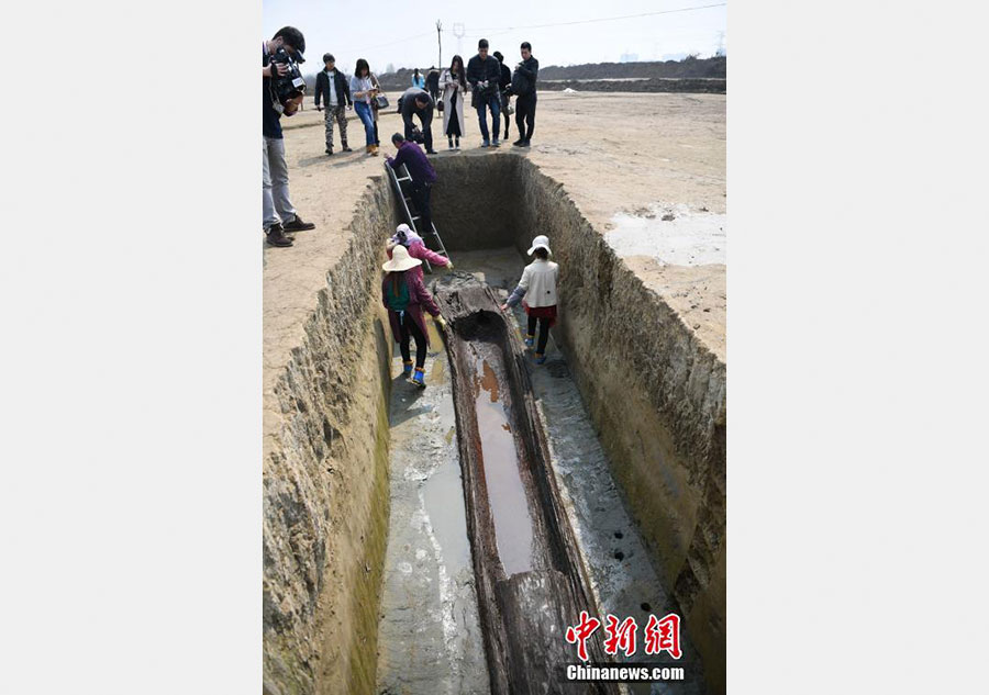 Large cluster of boat-shaped coffin tombs unearthed in Chengdu