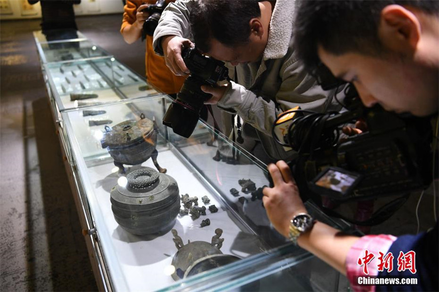 Large cluster of boat-shaped coffin tombs unearthed in Chengdu