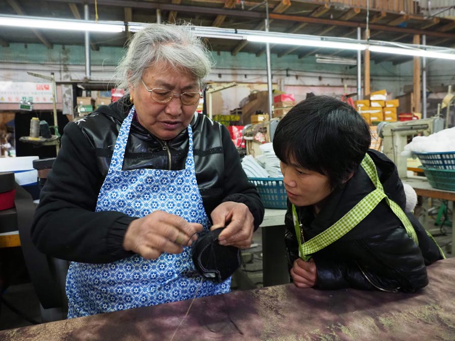 In pics: Technique of China's traditional shoes making