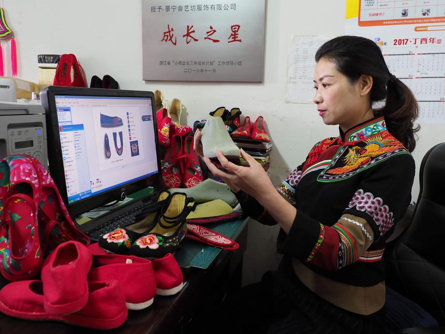 In pics: Technique of China's traditional shoes making