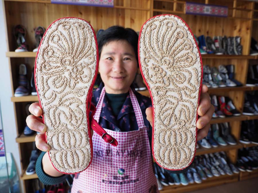 In pics: Technique of China's traditional shoes making