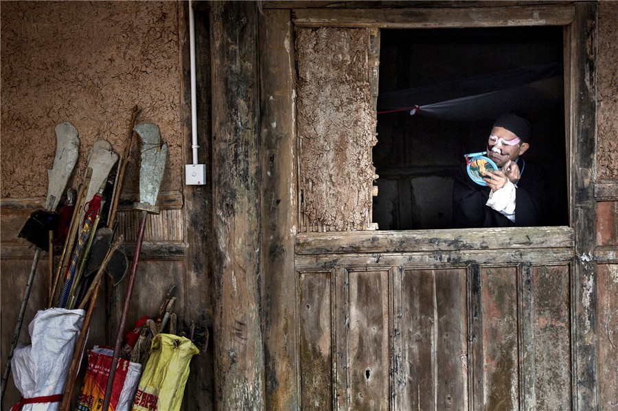 Photos offer glimpse into Chinese countryside opera troupes