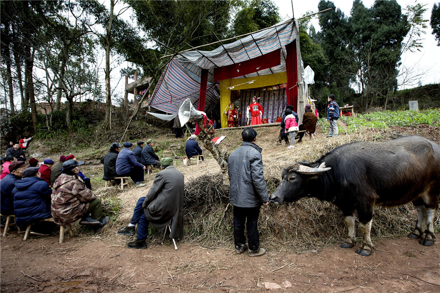 Photos offer glimpse into Chinese countryside opera troupes