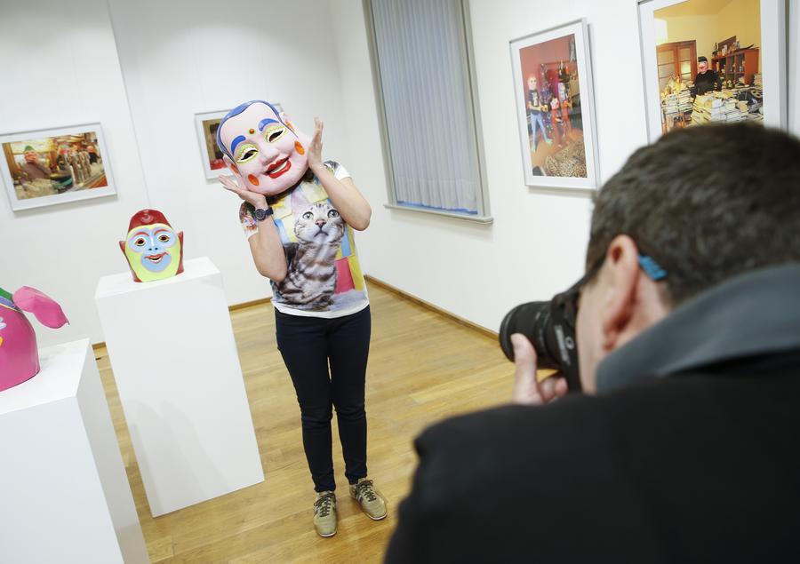 Photography exhibition themed on traditional Chinese headgear held in Belgium