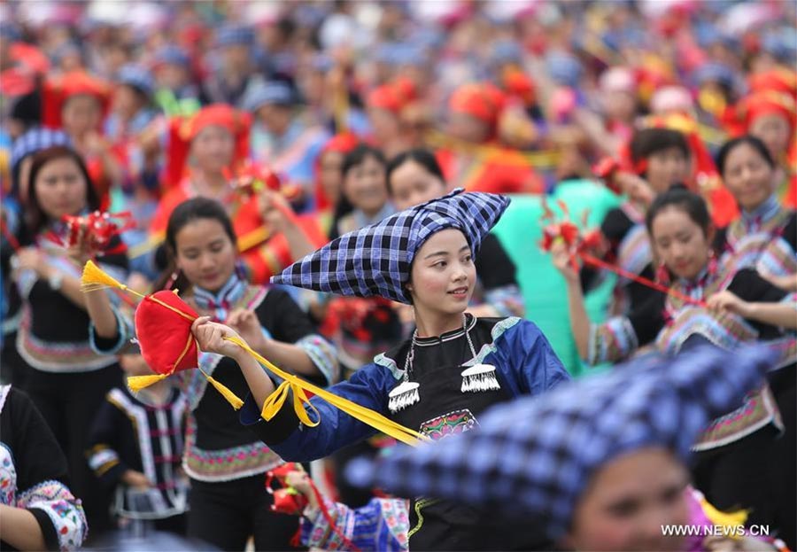 People around China celebrate Sanyuesan Festival