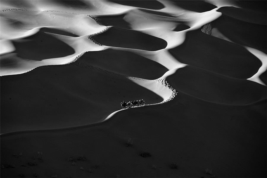 Photographer captures splendid scenery deep in the desert