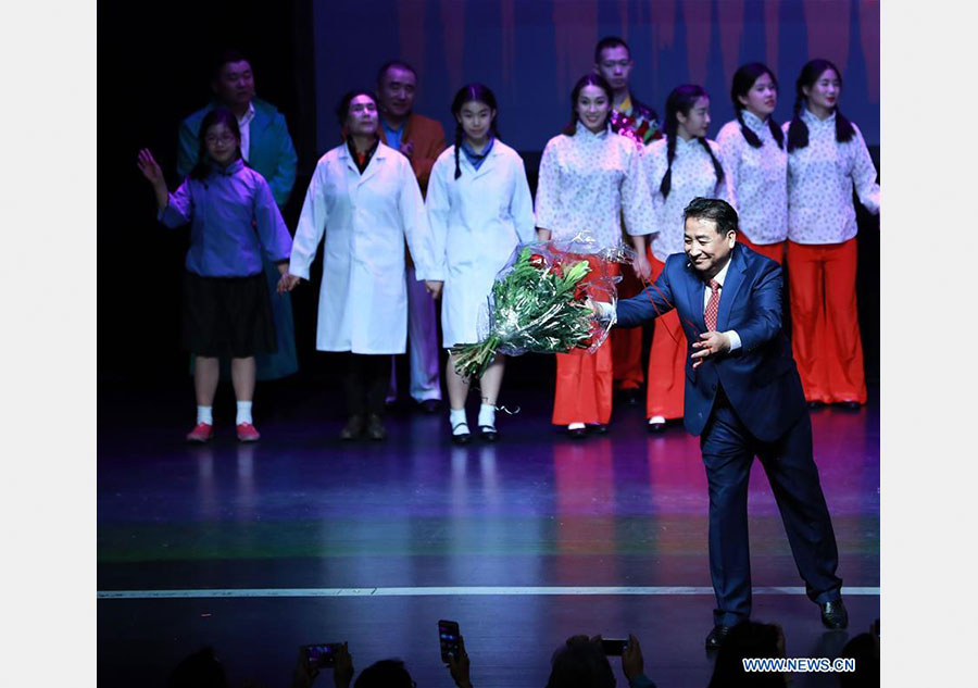 China's cross talk artists perform in Germany