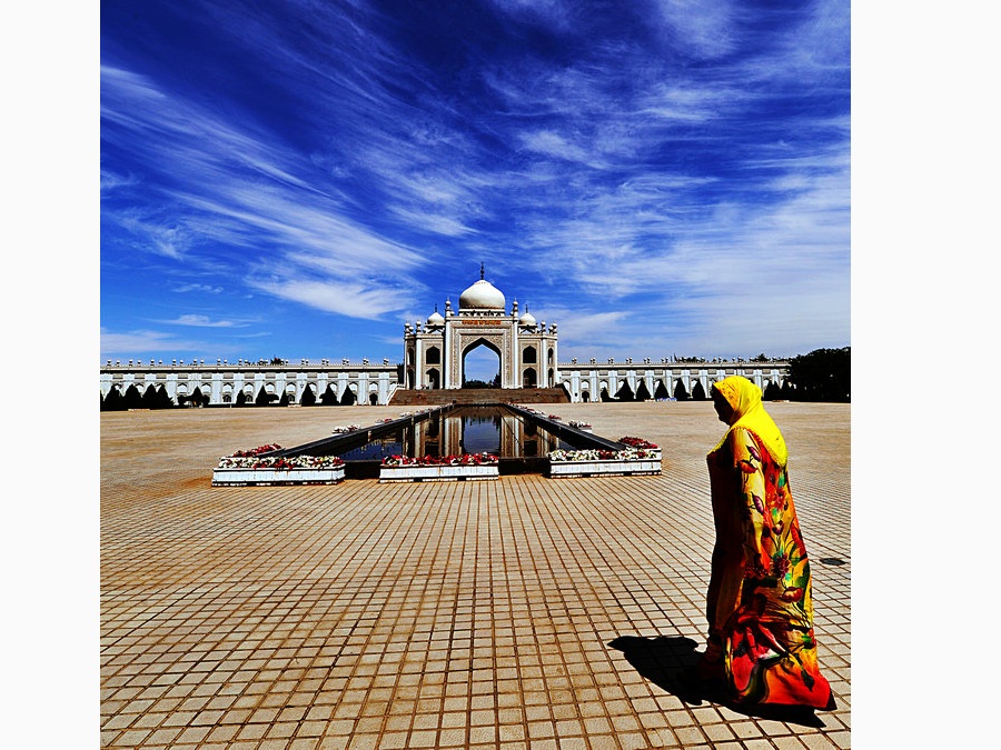 Tender as a stream: Feminine side of Islamic culture