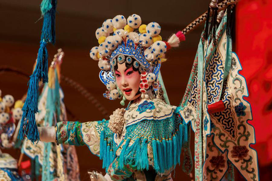 Students perform Peking Opera in Shandong