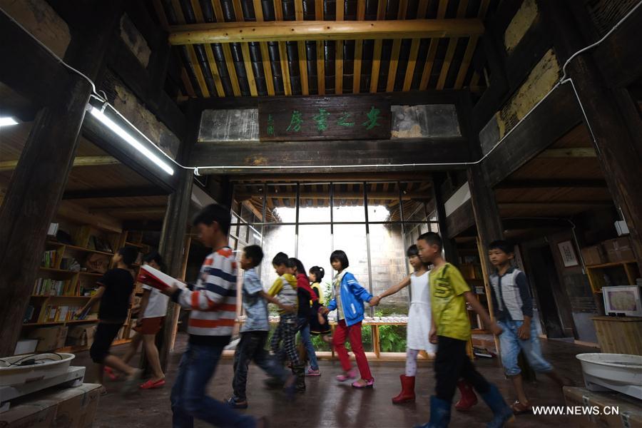 Zhang Zhigang and his workshop of Baihu kiln