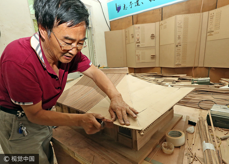 Xi'an folk artist creates miniature ancient complexes