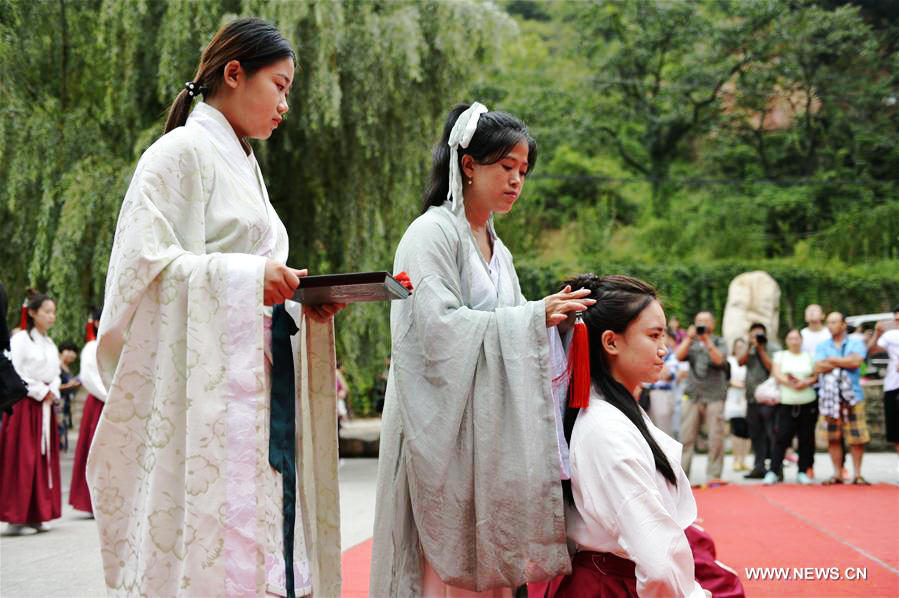 Han dress fans show Chinese traditional coming-of-age ceremony