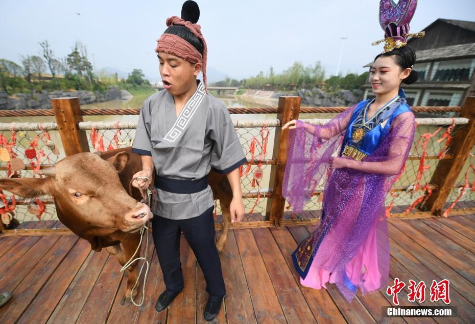 Hunan singletons reenact 'Qixi' legend