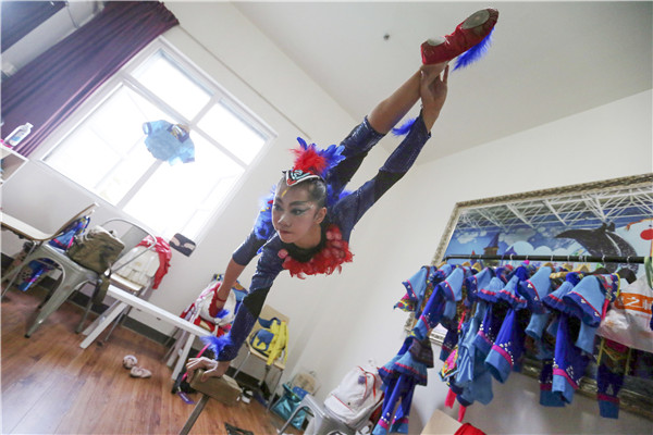 Chinese acrobats steal the show in Shandong