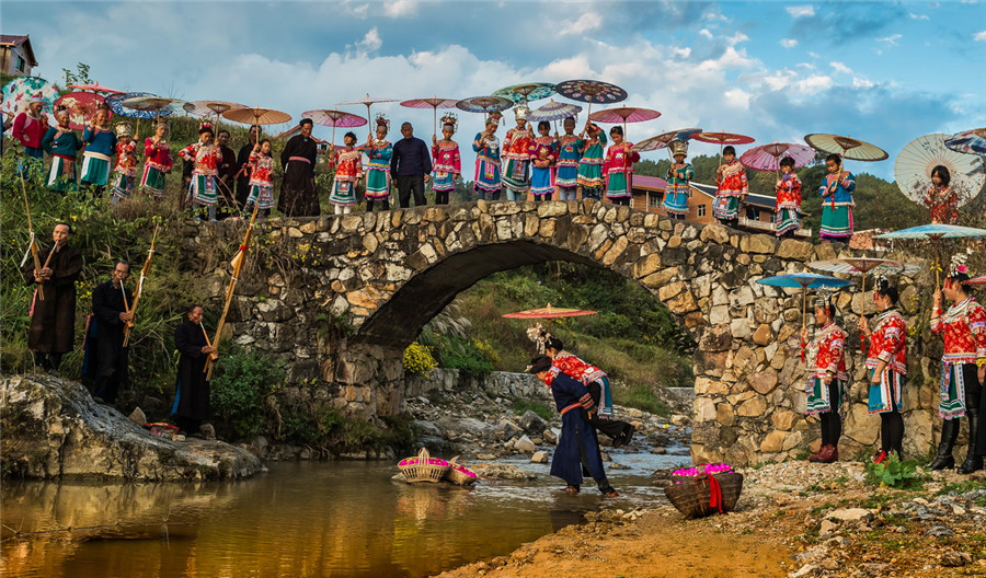 Images capture life of ethnic groups in China