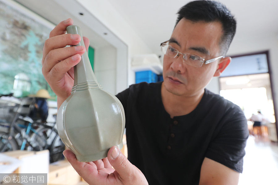 Man teaches himself ancient porcelain restoration