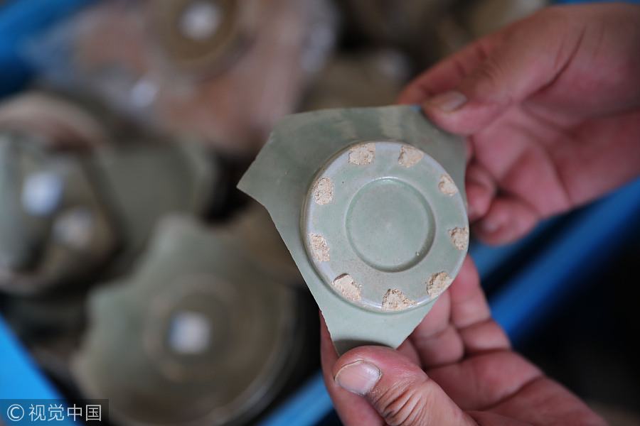 Man teaches himself ancient porcelain restoration