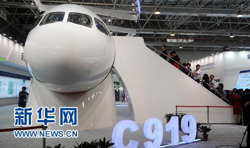 中國(guó)C919大型客機(jī)樣機(jī)首次在海外展出引關(guān)注