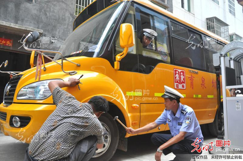 交警對校車進行