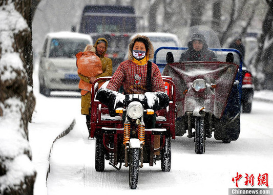 大雪襲烏魯木齊機(jī)場 20多個航班延誤