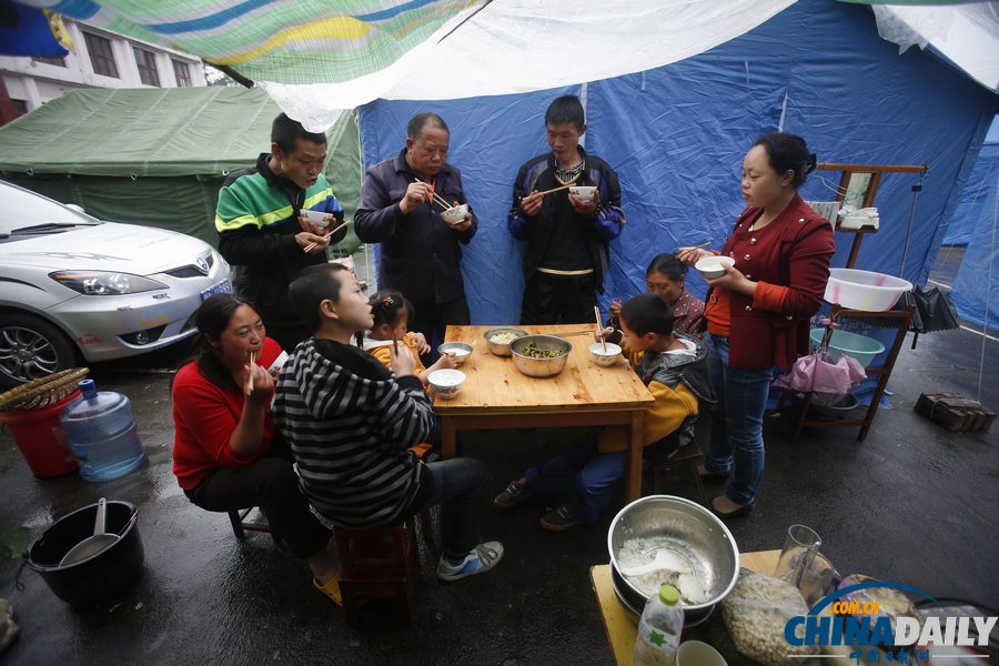 蘆山地震災(zāi)后現(xiàn)場見聞：家宴