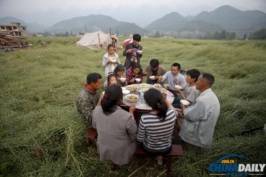 蘆山地震災(zāi)后現(xiàn)場見聞：家宴