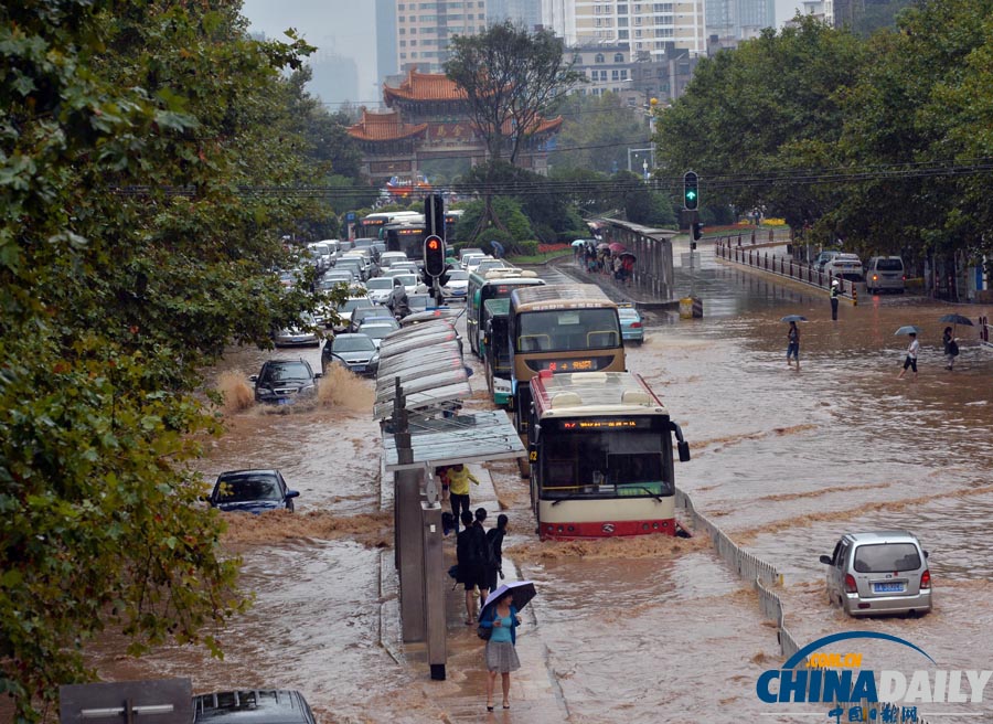 昆明遭暴雨侵襲 街頭積水嚴(yán)重交通癱瘓