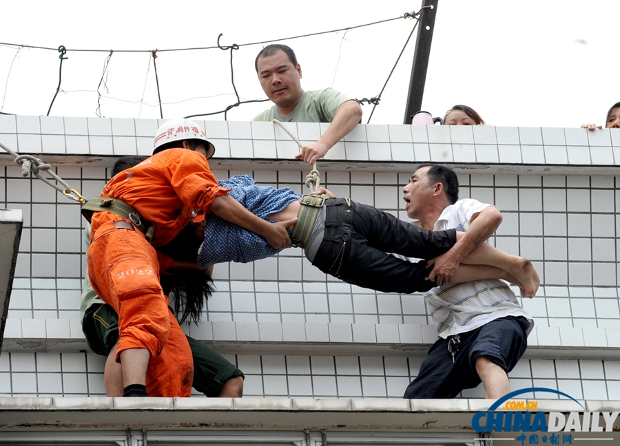 福州妙齡女欲尋短見(jiàn) “白衣男”高空飛躍助消防救人