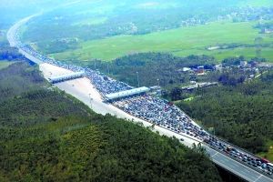 廣東多條高速現(xiàn)擁堵 車主忍饑挨餓路邊撒尿(圖)