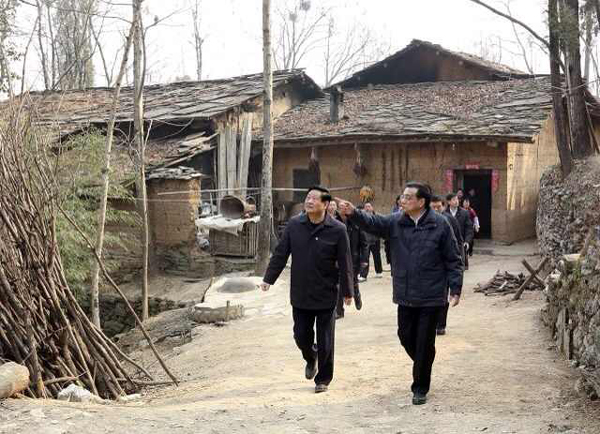 李克強(qiáng)與山村留守兒童父親通話囑平安