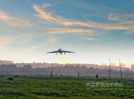 南空航空兵部隊轟六機群掛實彈升空練遠攻