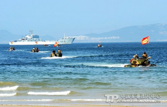 裝甲旅聯(lián)合海軍東海海域協(xié)同作戰(zhàn)演練