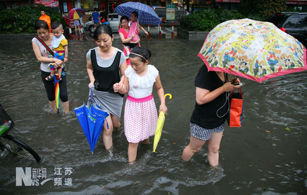 南京暴雨 市區(qū)多處道路積水(圖)