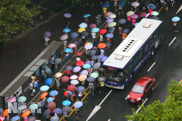 南京暴雨 市區(qū)多處道路積水(圖)