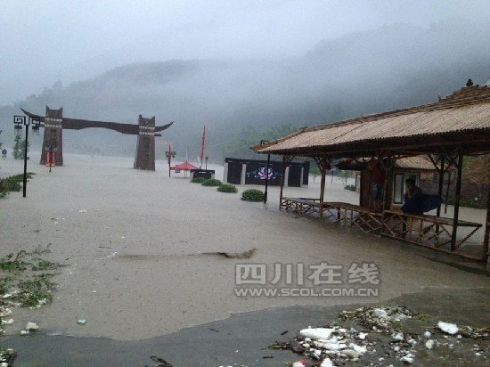 北川老縣城地震遺址遭50年來(lái)最強(qiáng)洪水