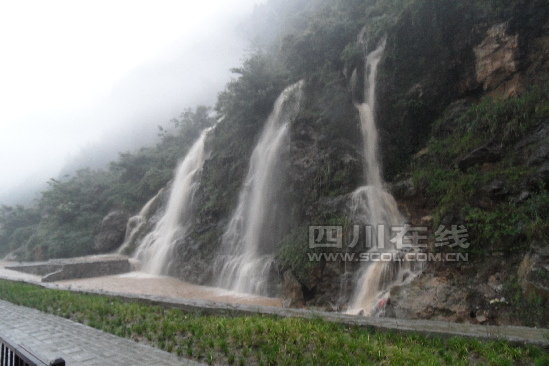 北川老縣城地震遺址遭50年來最強(qiáng)洪水