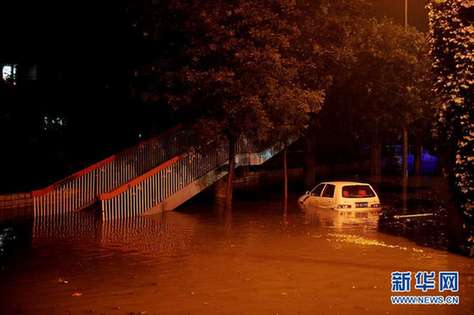 北京夜降暴雨 積水中勇現(xiàn)“淡定哥”(組圖)