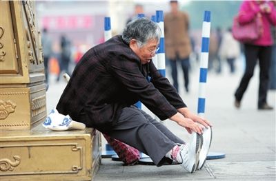 75歲老太堅(jiān)持義務(wù)清理天安門垃圾17年(組圖)