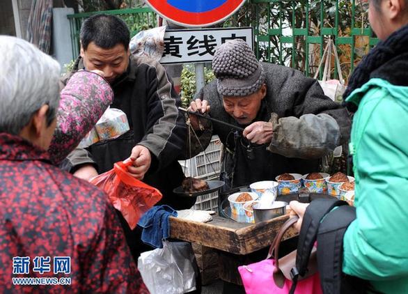 年近九旬自食其力　“烤梨爺爺”走紅網(wǎng)絡