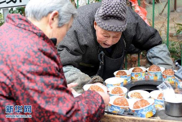 年近九旬自食其力　“烤梨爺爺”走紅網(wǎng)絡(luò)