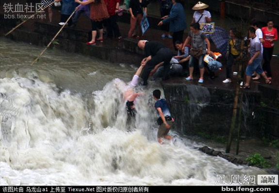 命懸一線！實(shí)拍鳳凰古城暴雨中震撼一幕