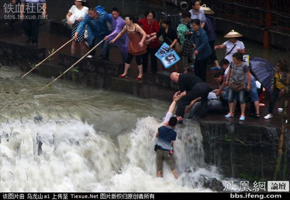 命懸一線！實(shí)拍鳳凰古城暴雨中震撼一幕