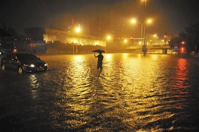 北京暴雨?duì)縿?dòng)眾人心 汽車(chē)淹水逃生術(shù)熱傳（圖）