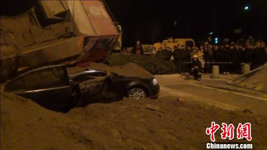 江蘇鹽城一渣土車壓扁轎車 兩銀行行長遇難