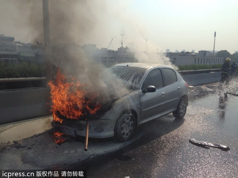 南京：標(biāo)致轎車(chē)自燃面目全非 車(chē)主僥幸逃生