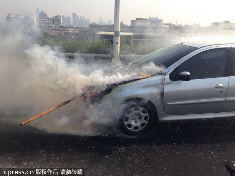 南京：標(biāo)致轎車自燃面目全非 車主僥幸逃生