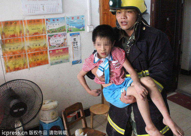 廣西玉林：男童懸吊空中頭卡8樓防盜窗 消防官兵20分鐘緊急營救