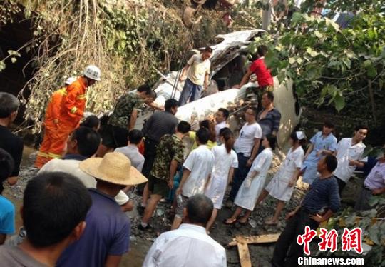 四川渠縣客車被撞翻掉橋下 車上20余人多是學(xué)生(圖)