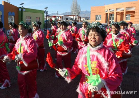 搬進“安居富民房” 哈密村民耍社火迎新春